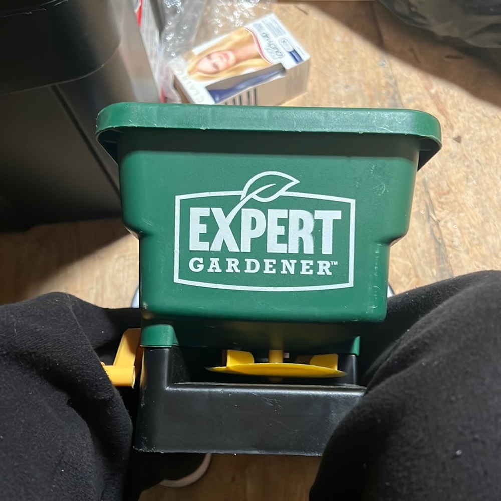 Hand-held spreader